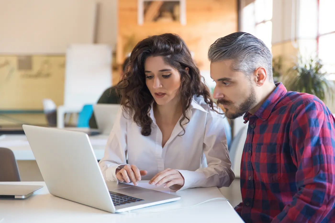 Consultora da GoVisa analisando o processo de visto com o cliente no notebook