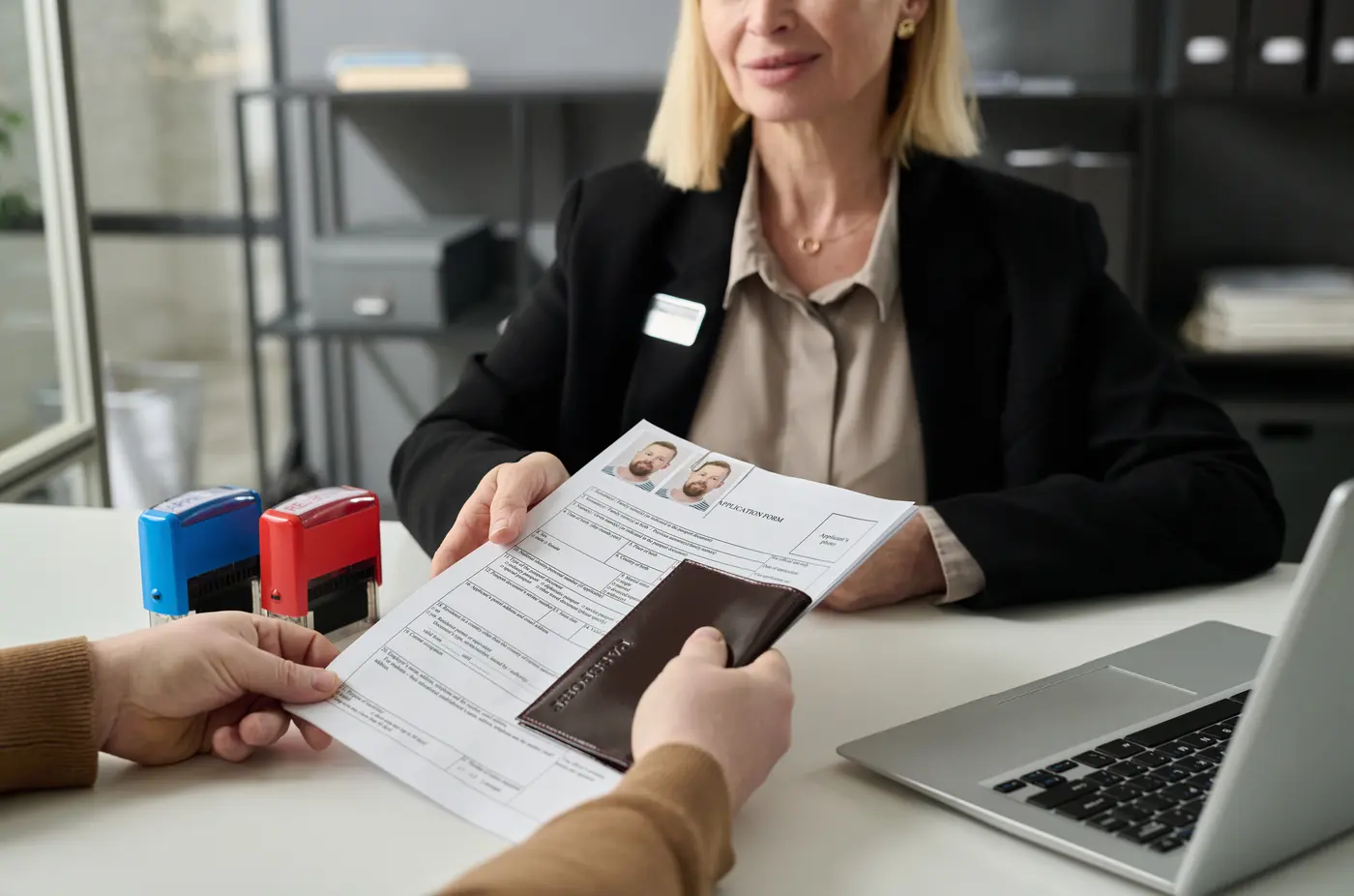 Cliente entregando formulário e passaporte para a consultora